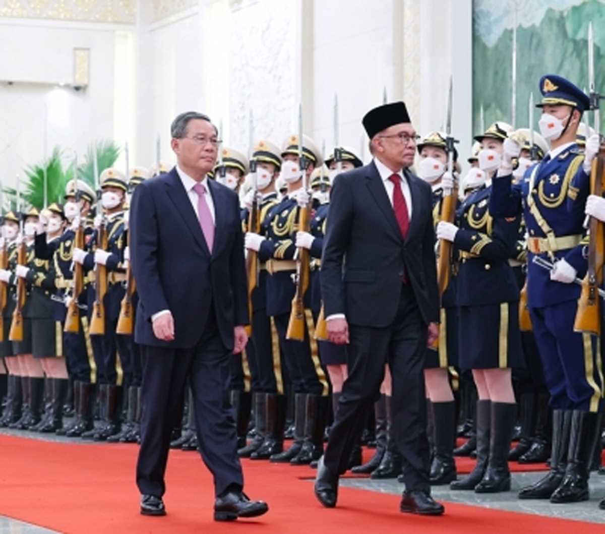 चीनी पीएम ली छ्यांग ने मलेशियाई समकक्ष अनवर के साथ वार्ता की